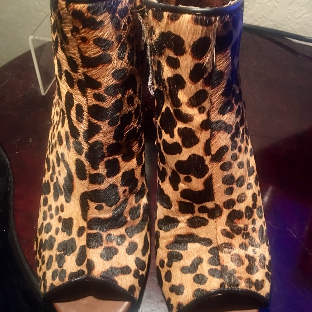 Stylish calf-hair zippered leopard wedges